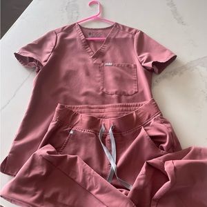 Figs Scrub Set mineral mauve. Small top and small zamora 2.0 bottom.